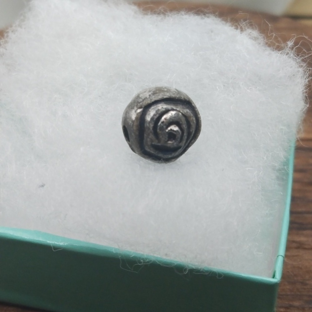 Silver rose charm‎
